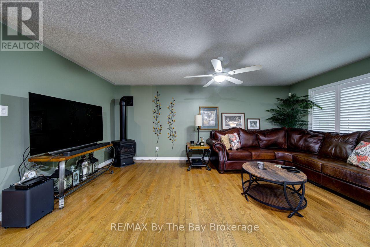 22 Downer Crescent, Wasaga Beach, Ontario  L9Z 1C2 - Photo 10 - S13597040