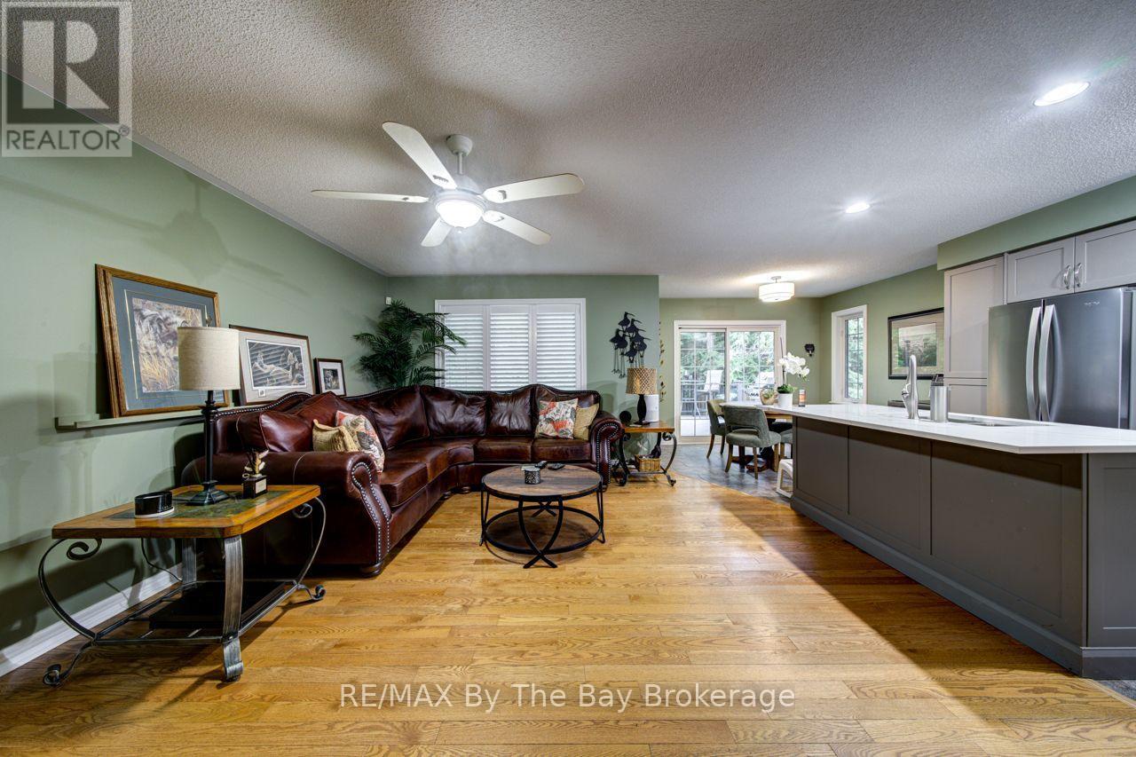 22 Downer Crescent, Wasaga Beach, Ontario  L9Z 1C2 - Photo 11 - S13597040