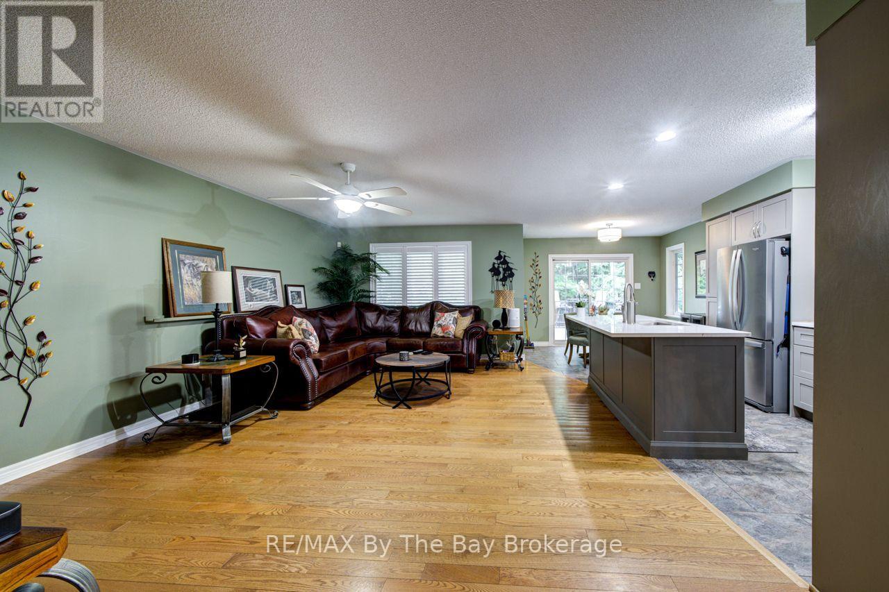 22 Downer Crescent, Wasaga Beach, Ontario  L9Z 1C2 - Photo 9 - S13597040