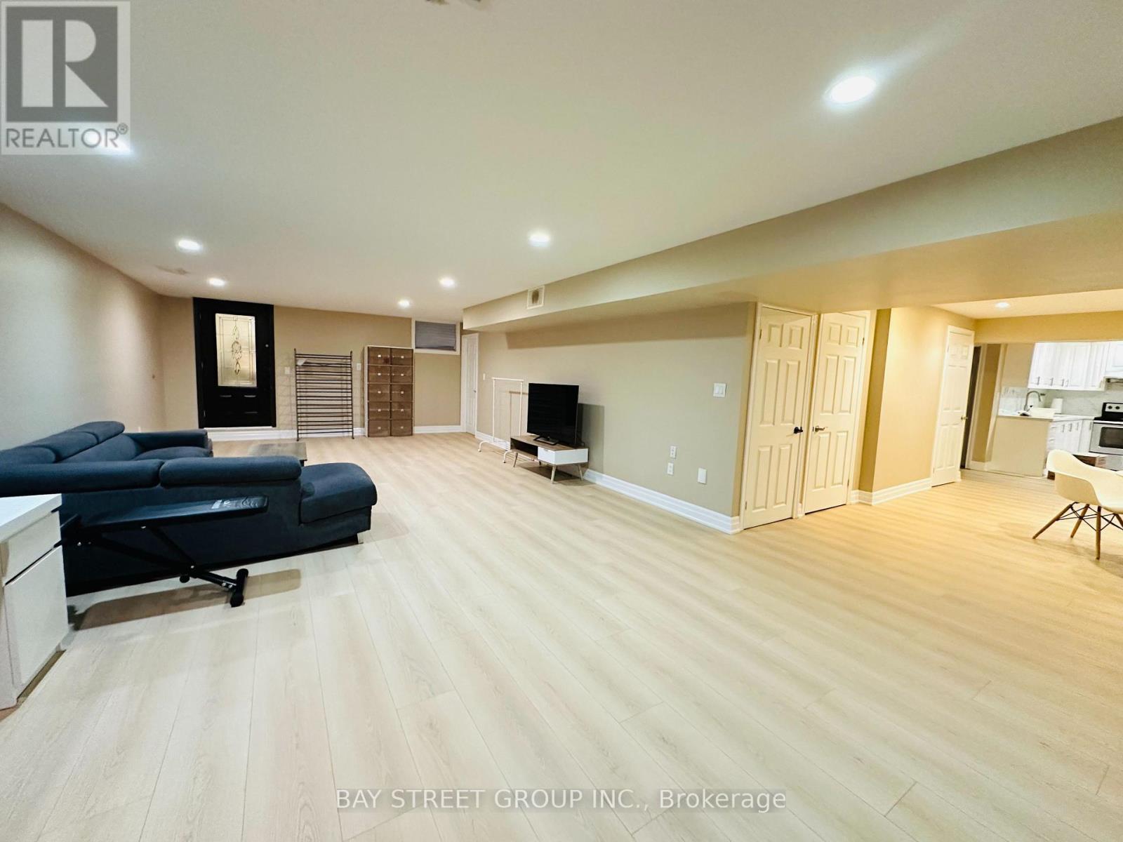 118 Fairglen Avenue, Toronto, Ontario  M1W 1A7 - Photo 3 - E13597044