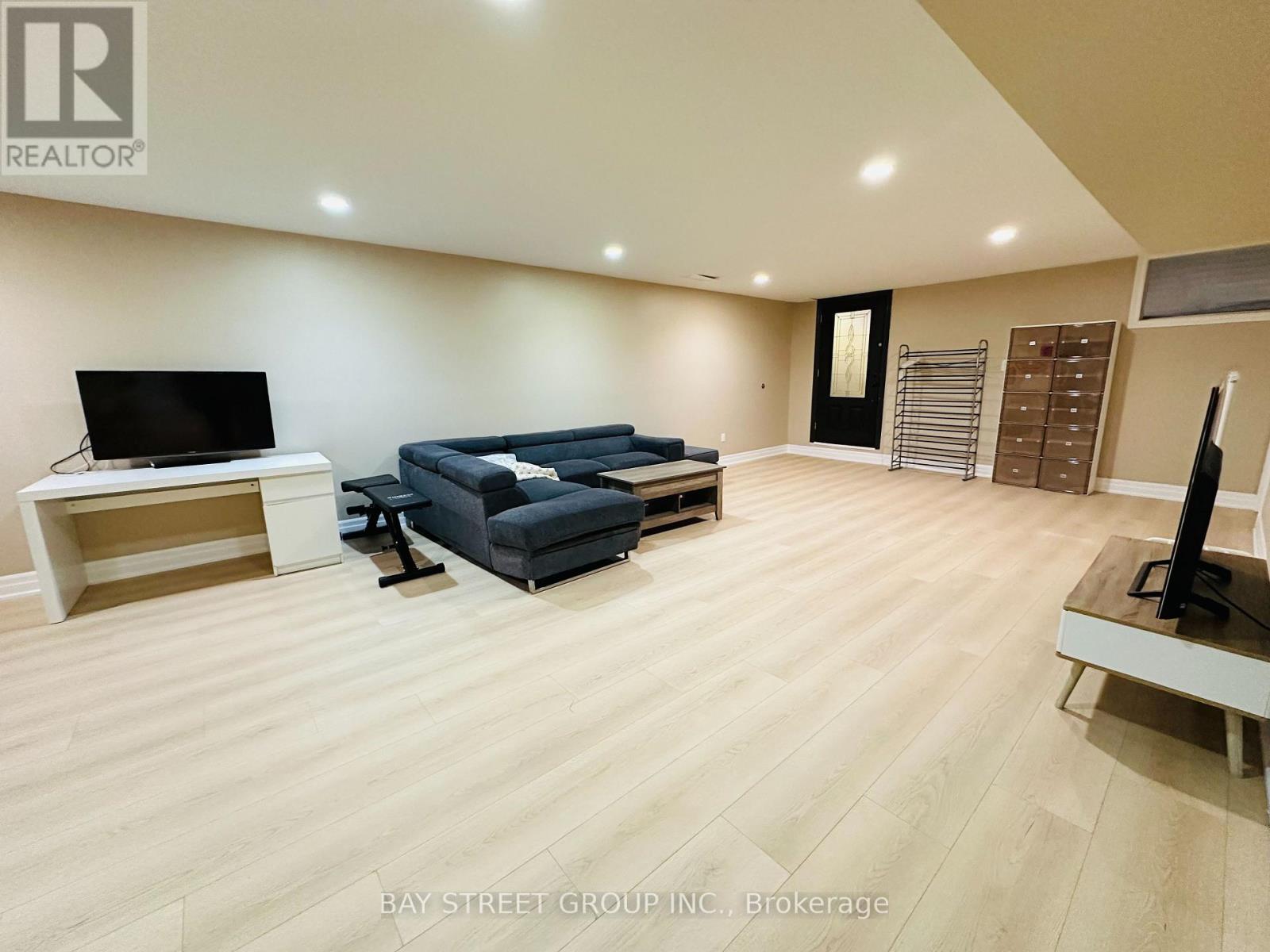 118 Fairglen Avenue, Toronto, Ontario  M1W 1A7 - Photo 4 - E13597044