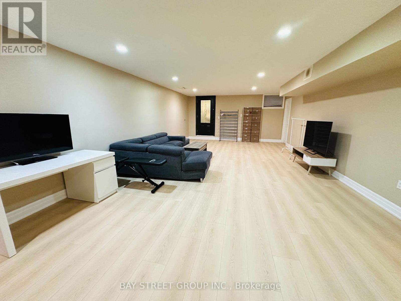 118 Fairglen Avenue, Toronto, Ontario  M1W 1A7 - Photo 5 - E13597044