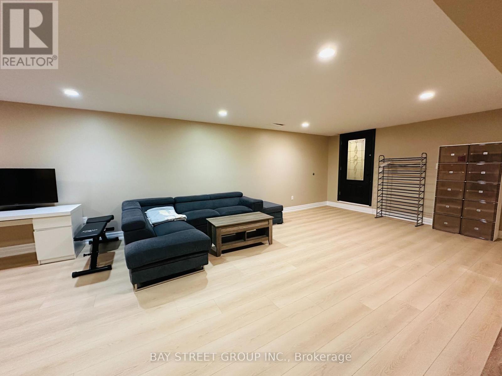 118 Fairglen Avenue, Toronto, Ontario  M1W 1A7 - Photo 9 - E13597044