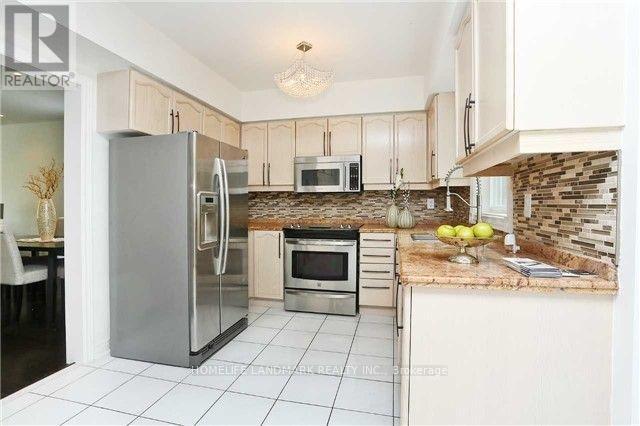 80 Larratt Lane, Richmond Hill, Ontario  L4C 0E2 - Photo 5 - N13597154