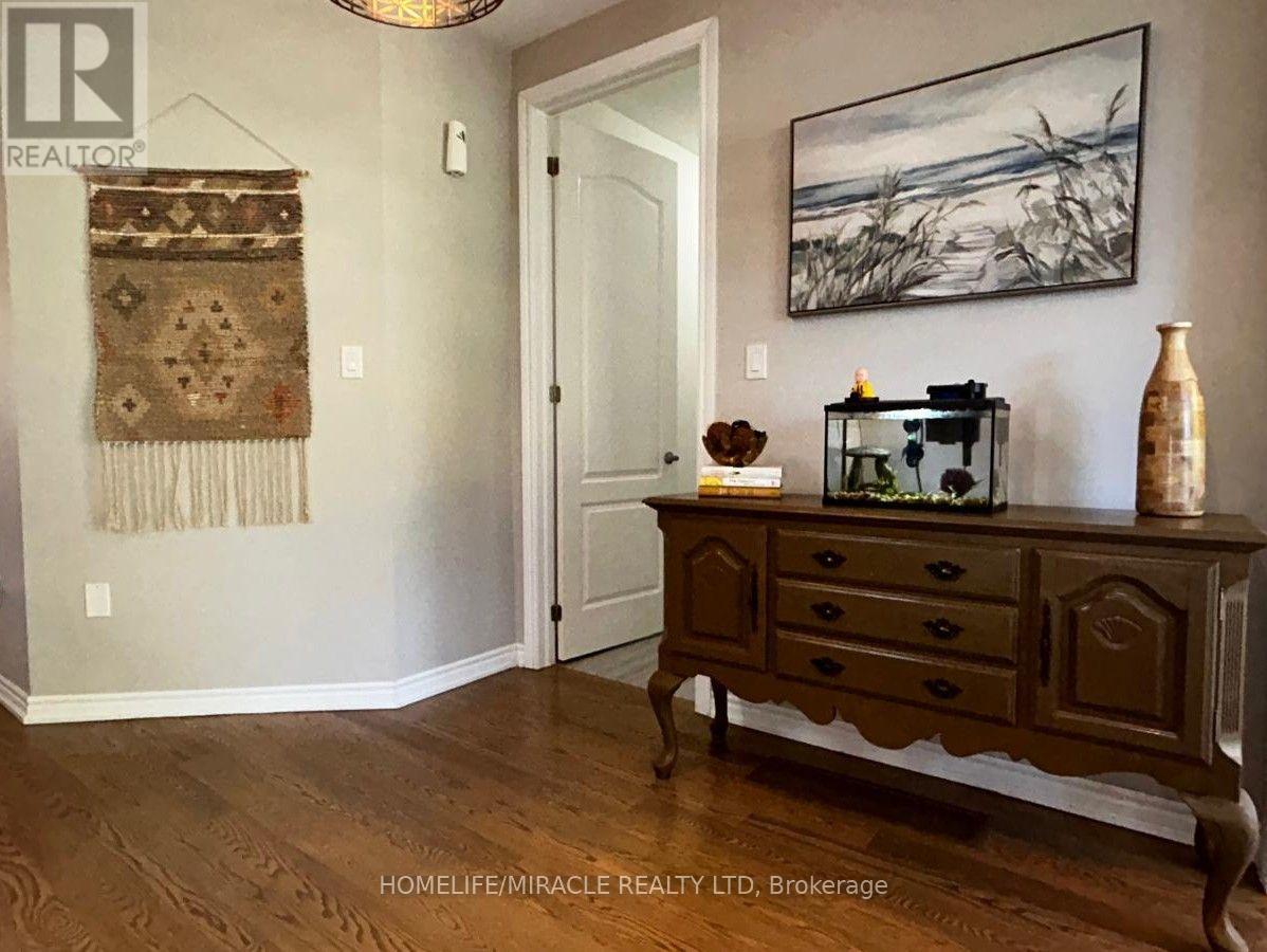 185 Thornbush Boulevard, Brampton, Ontario  L7A 4R5 - Photo 11 - W13597046