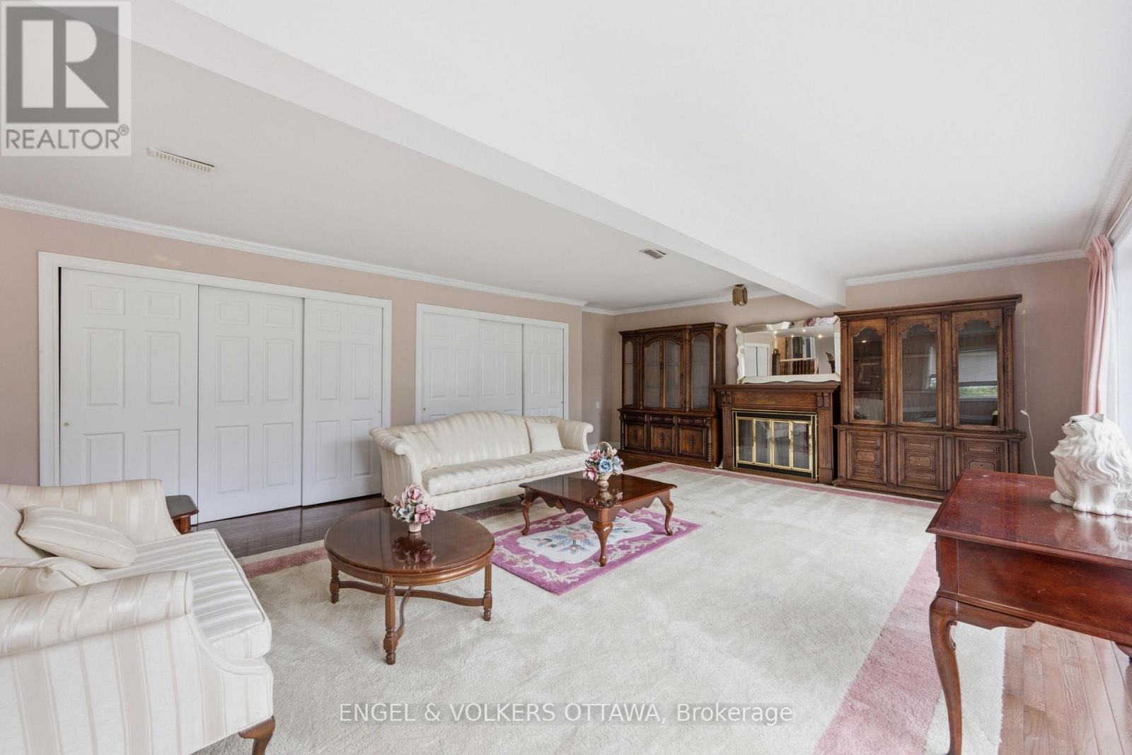 1446 Ridgebrook Drive, Ottawa, Ontario  K1B 4H1 - Photo 4 - X13597218