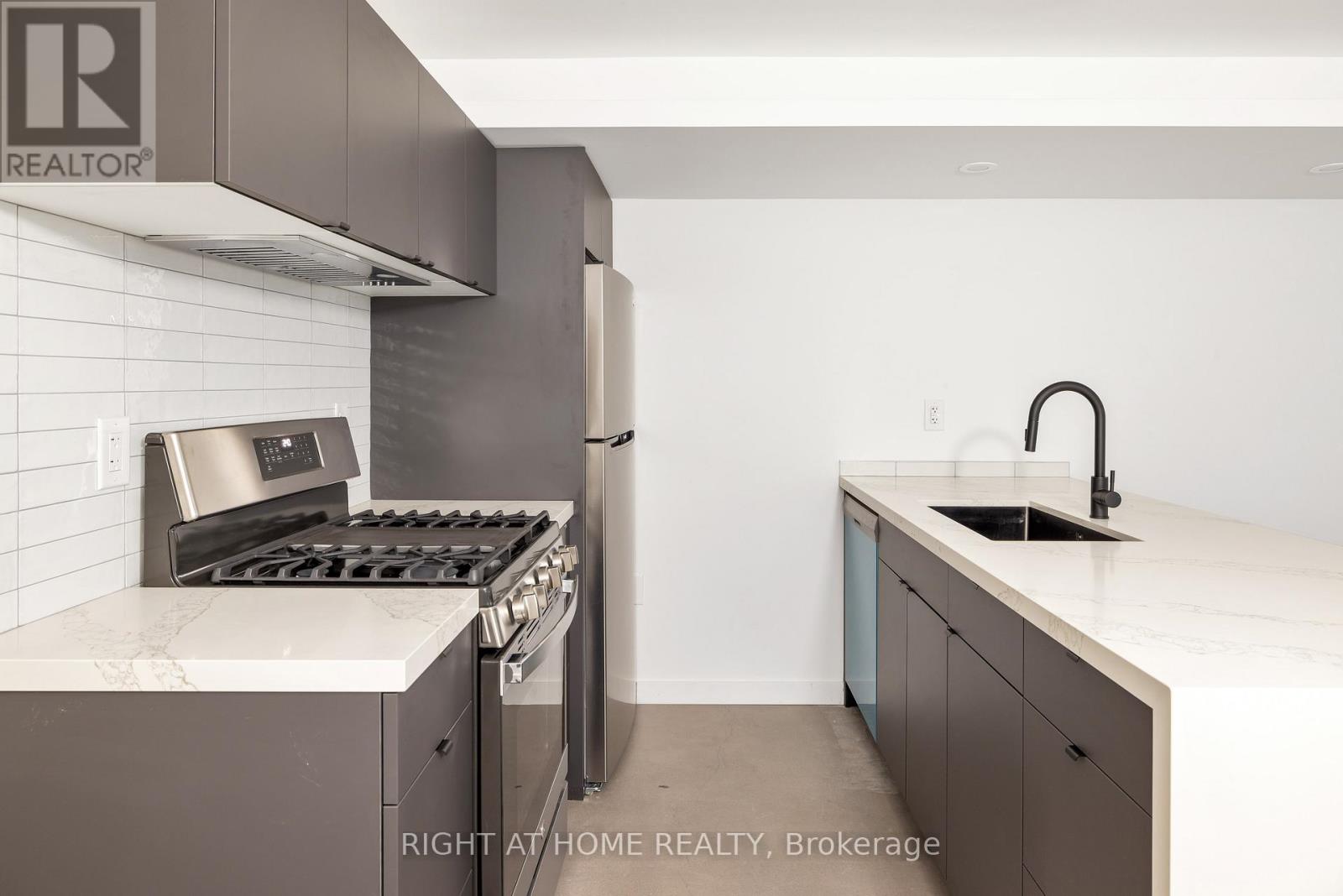 Unit #4 - 86 Lansdowne Avenue, Toronto, Ontario  M6K 2V9 - Photo 5 - W13597504