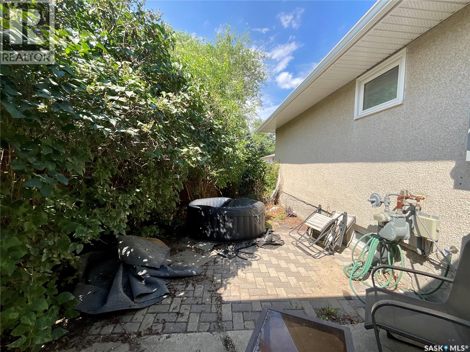 6 Higgins Bay, Regina, Saskatchewan  S4R 6B6 - Photo 4 - SK043411