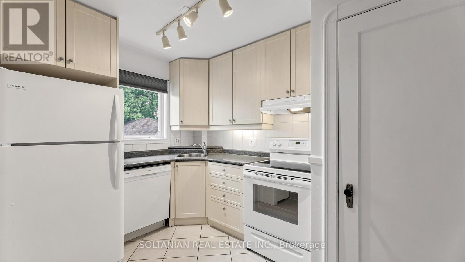 39 Fairside Avenue, Toronto, Ontario  M4C 3H1 - Photo 11 - E13597878