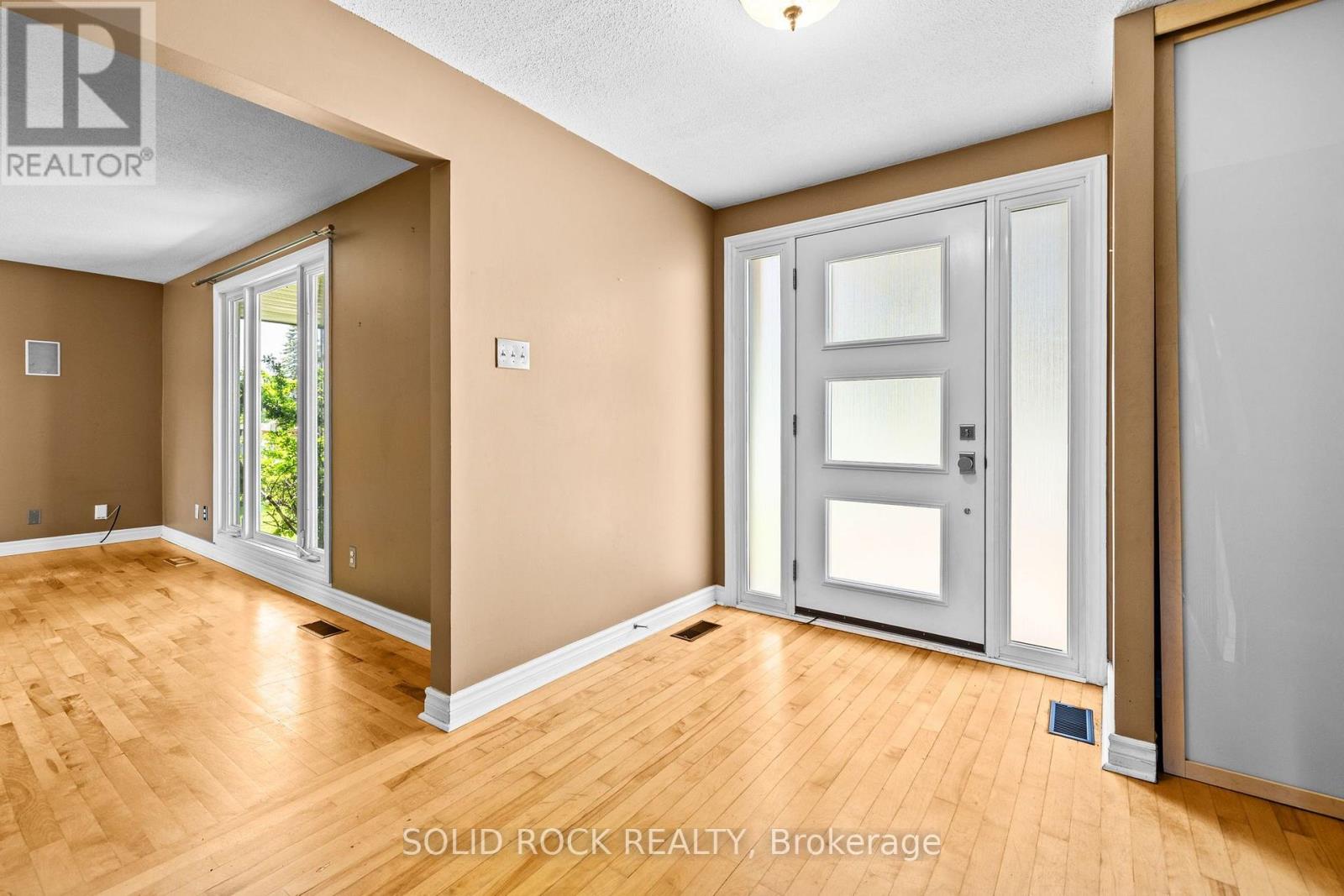 1631 Charbonneau Street, Ottawa, Ontario  K1E 2J6 - Photo 4 - X13597730