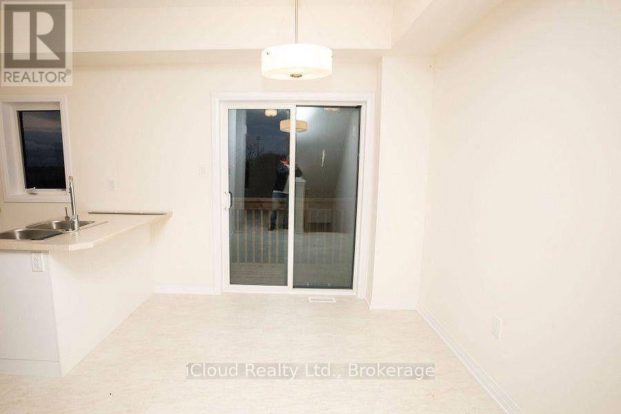 84 Fieldridge Crescent, Brampton, Ontario  L6R 0C2 - Photo 5 - W13597600