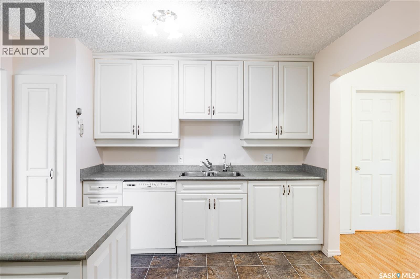 2808 Clarence Avenue S, Saskatoon, Saskatchewan  S7J 1M8 - Photo 6 - SK043358