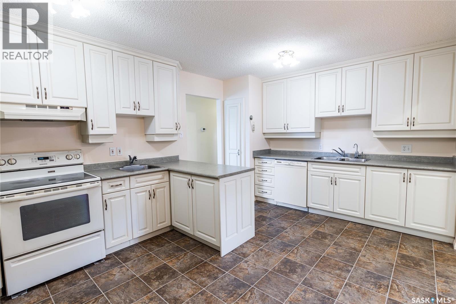 2808 Clarence Avenue S, Saskatoon, Saskatchewan  S7J 1M8 - Photo 7 - SK043358
