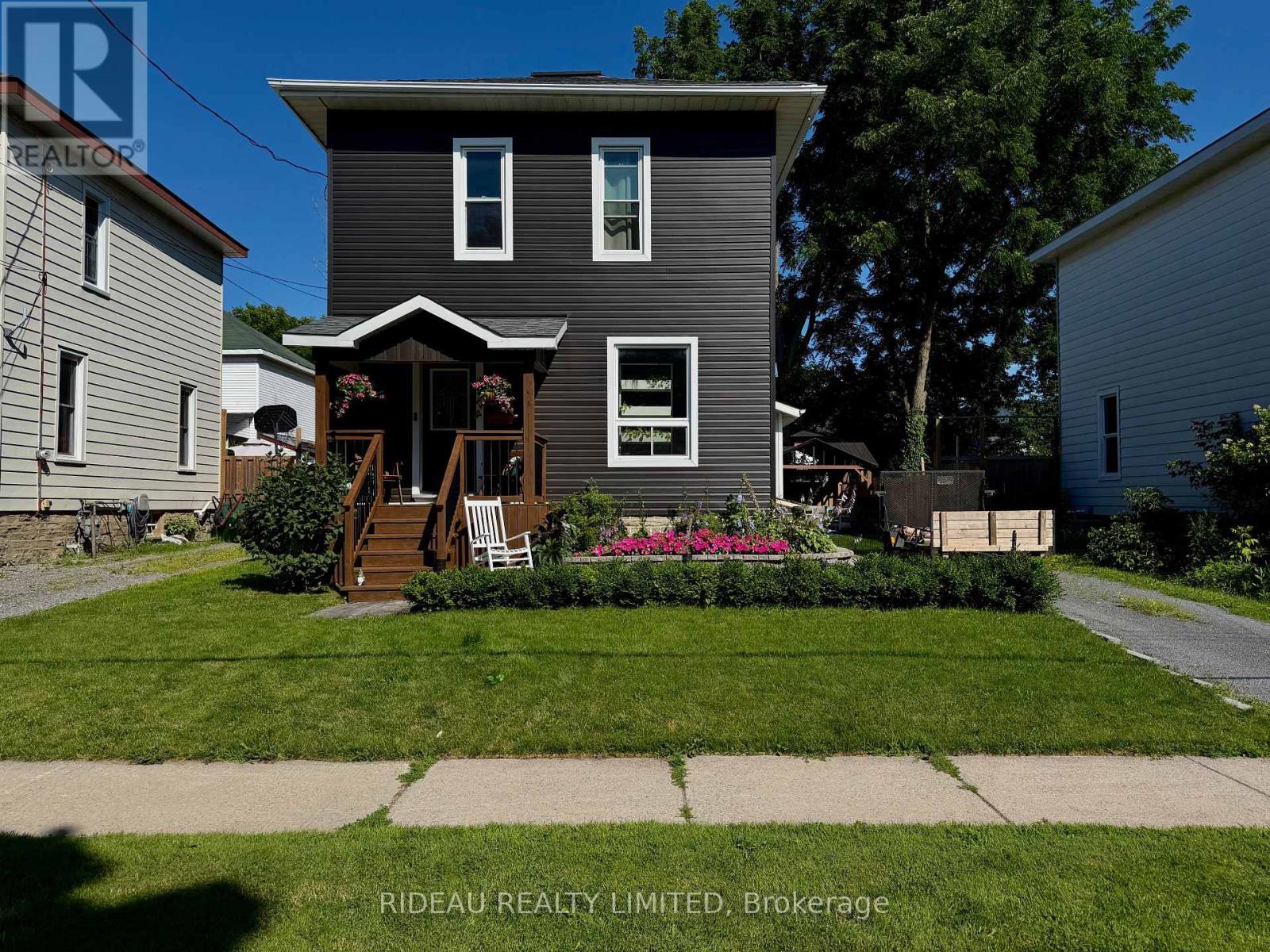 110 MAIN STREET E, Smiths Falls, Ontario