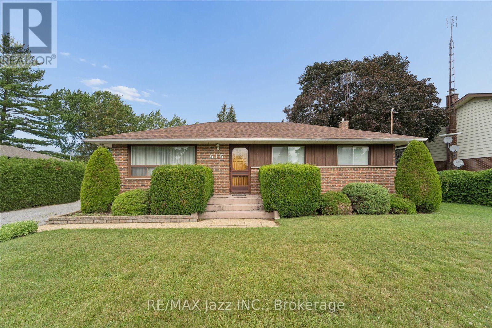 616 Bickle Drive, Oshawa (Northwood), Ontario  L1L 1B1 - Photo 2 - E13598546