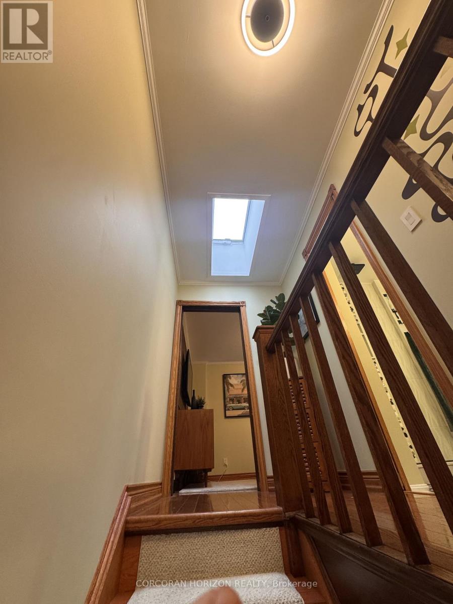 402 Rhodes Avenue, Toronto, Ontario  M4L 3A5 - Photo 11 - E13598366