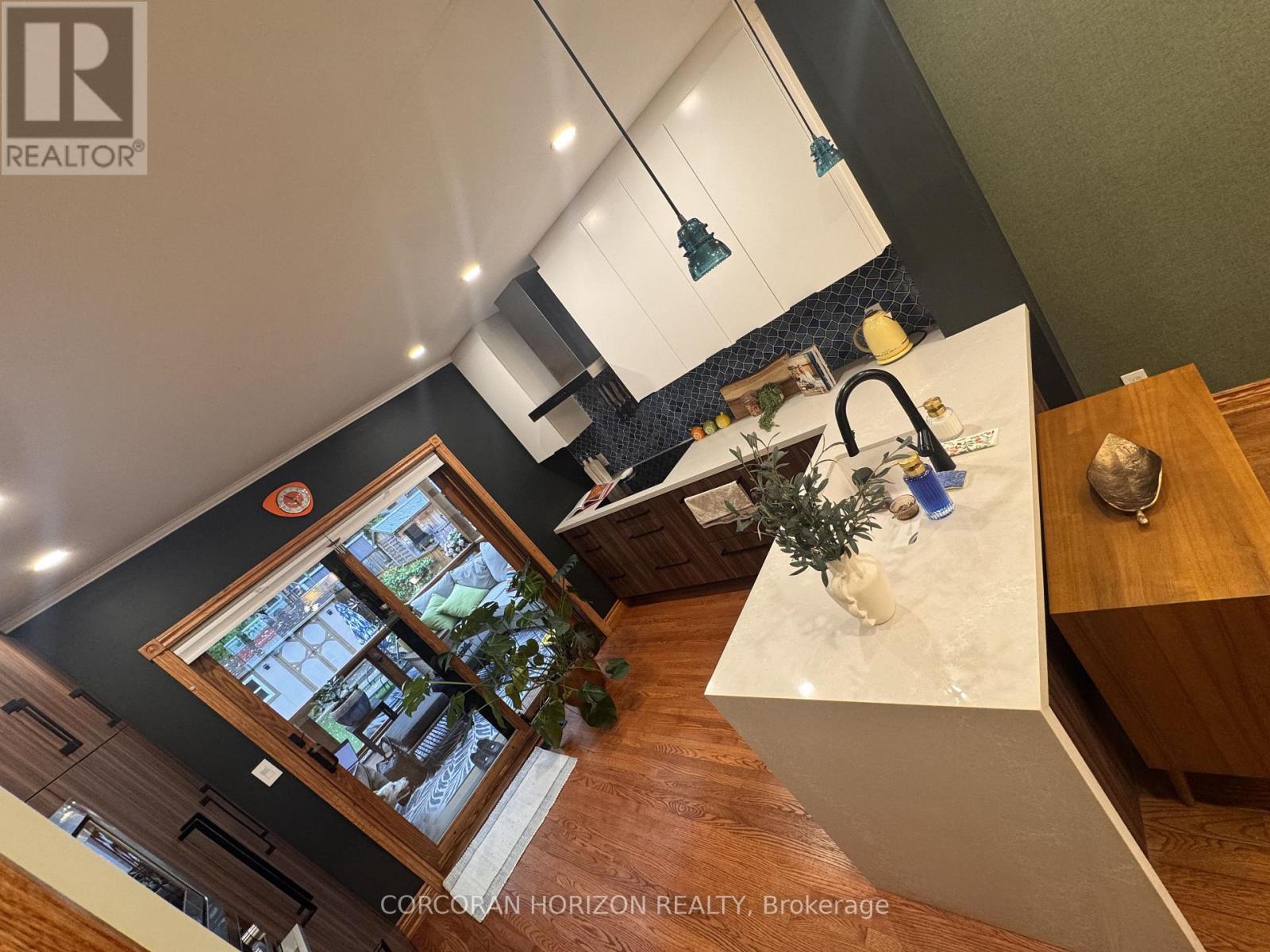 402 Rhodes Avenue, Toronto, Ontario  M4L 3A5 - Photo 7 - E13598366