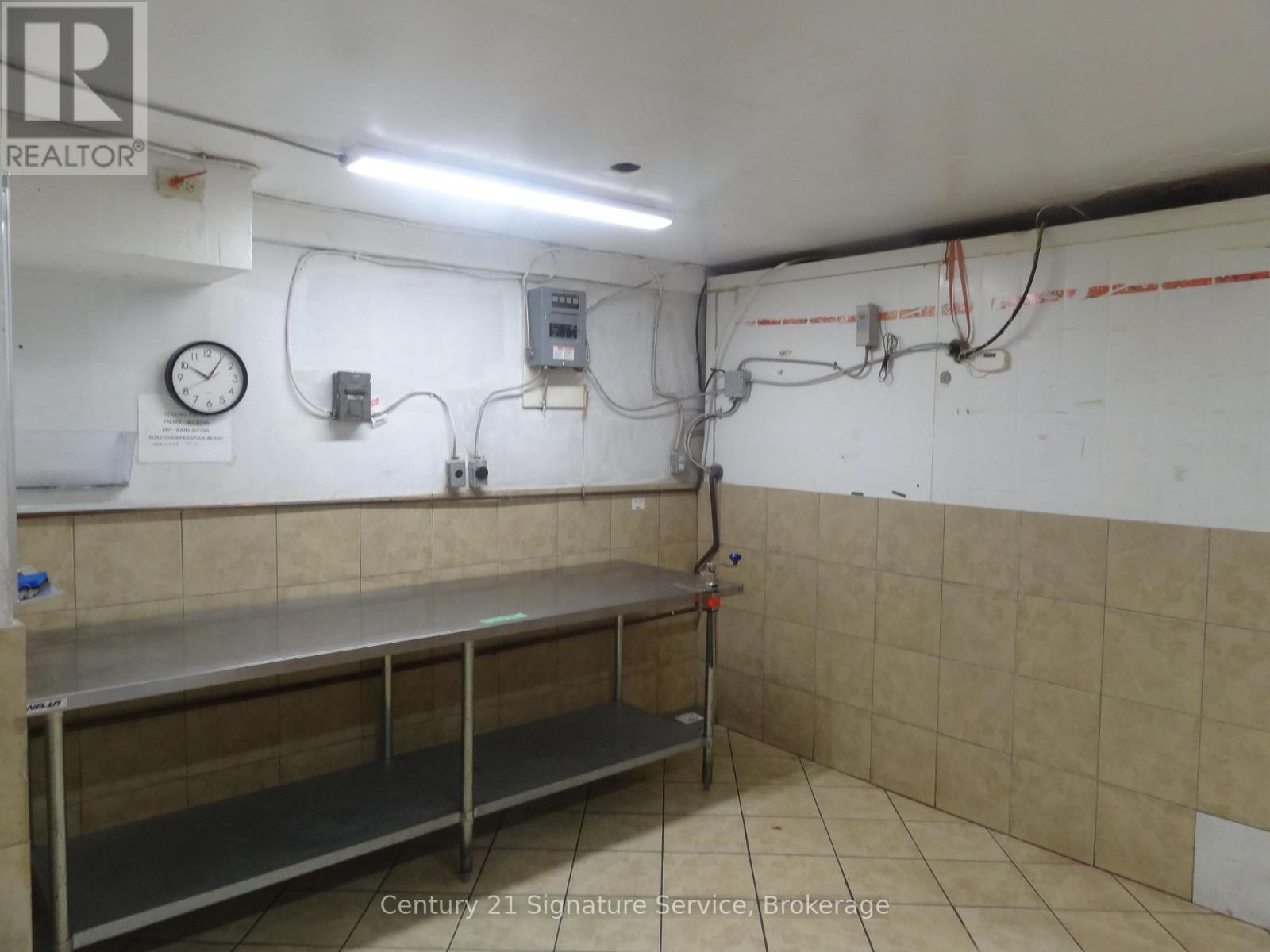 Main Floor - 1376 Queen Street, Toronto, Ontario  M6K 1L7 - Photo 10 - W13598374