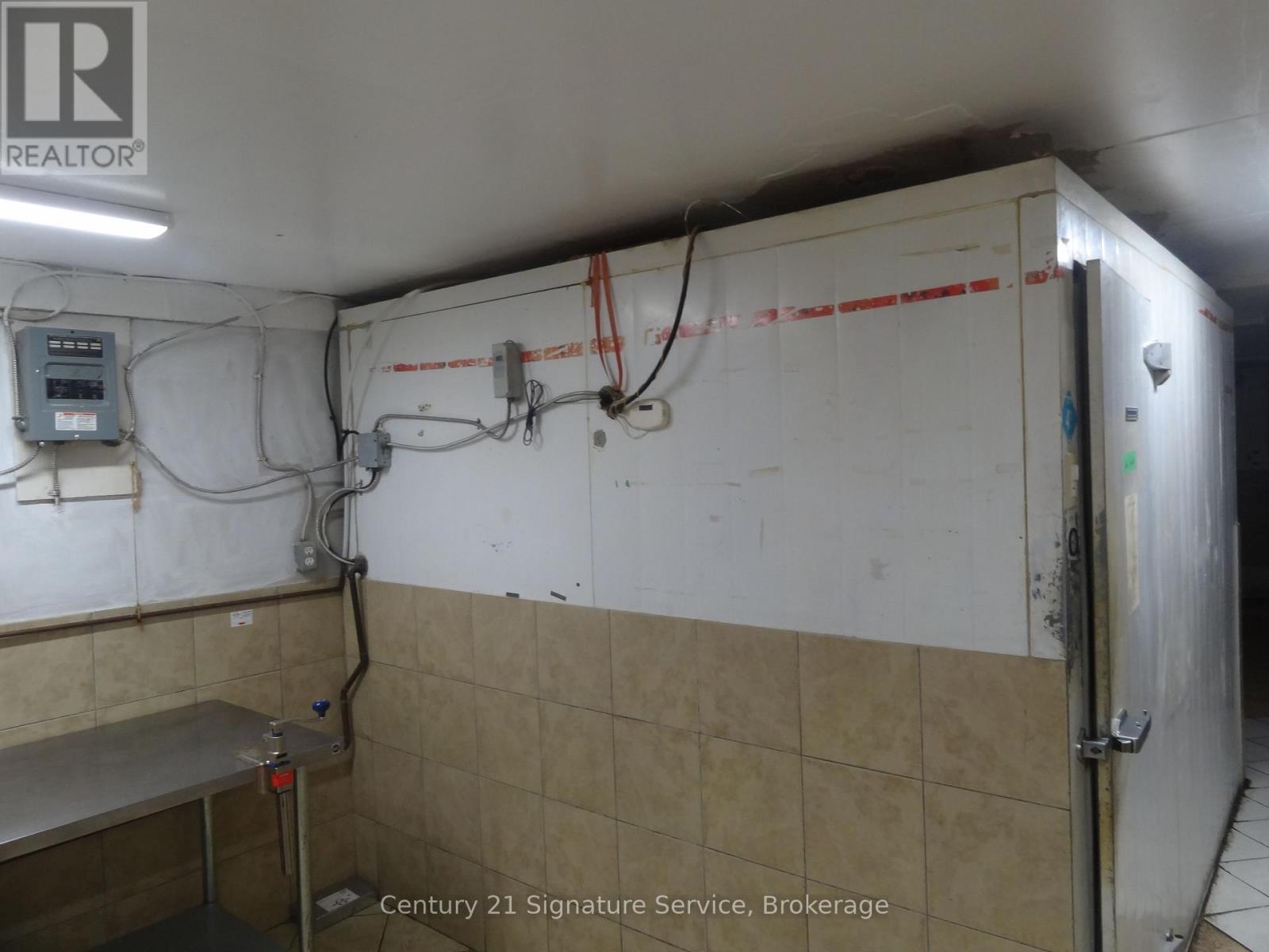 Main Floor - 1376 Queen Street, Toronto, Ontario  M6K 1L7 - Photo 15 - W13598374