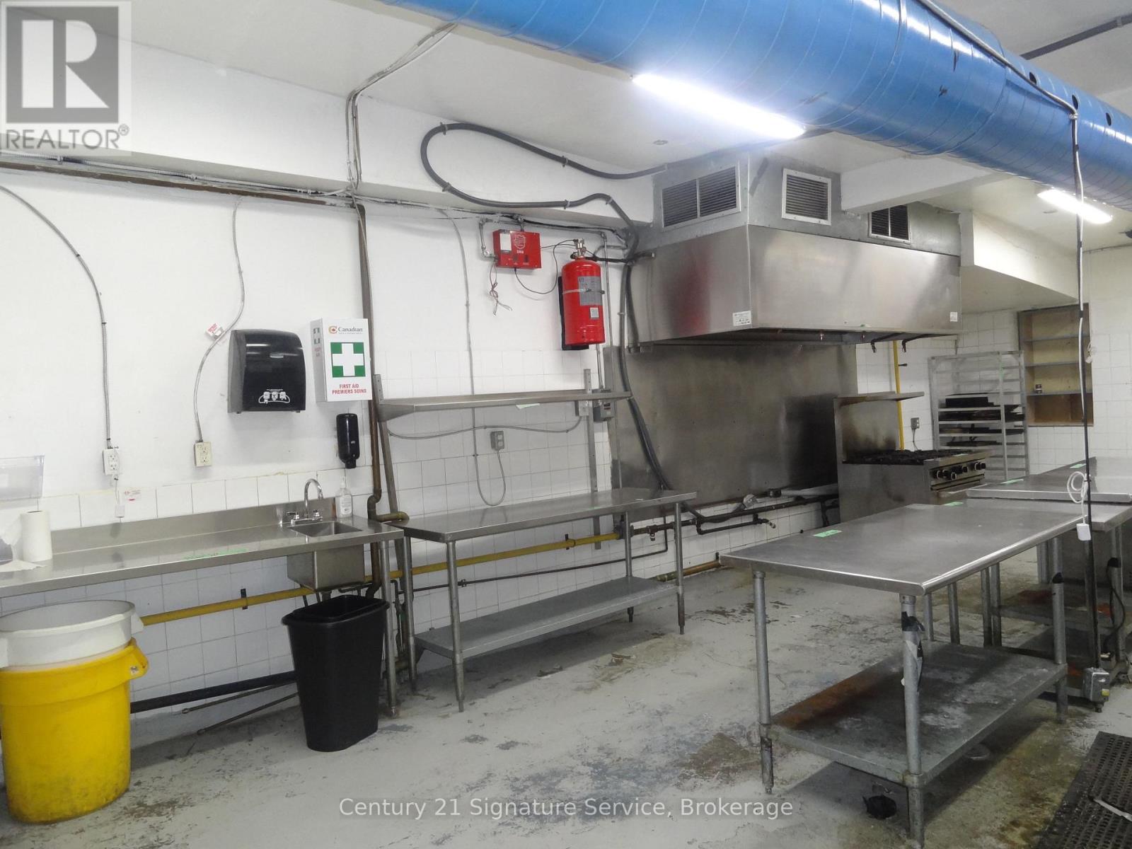 Main Floor - 1376 Queen Street, Toronto, Ontario  M6K 1L7 - Photo 24 - W13598374