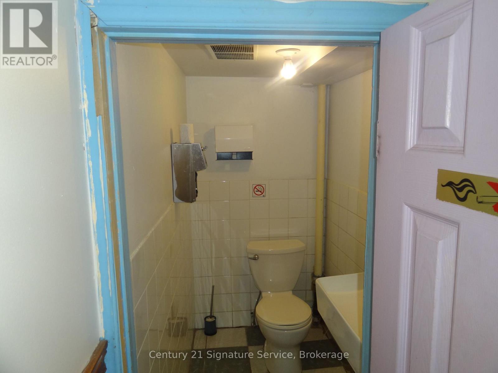 Main Floor - 1376 Queen Street, Toronto, Ontario  M6K 1L7 - Photo 25 - W13598374
