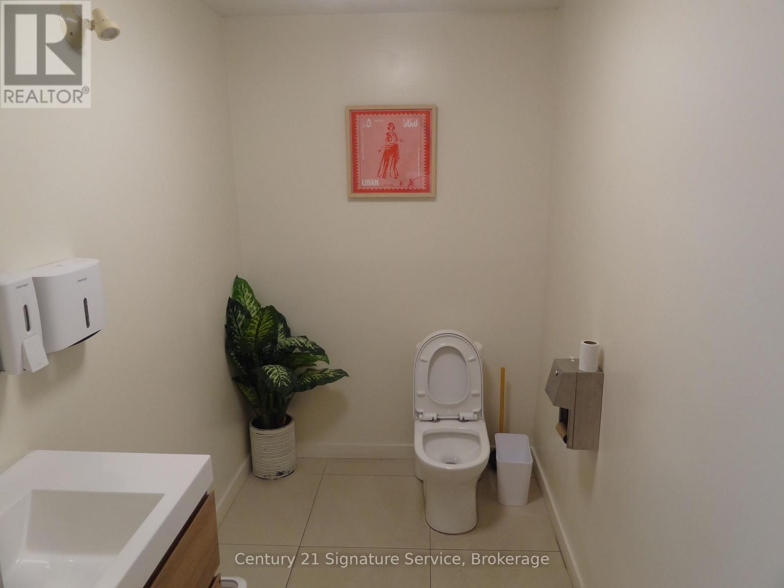 Main Floor - 1376 Queen Street, Toronto, Ontario  M6K 1L7 - Photo 5 - W13598374