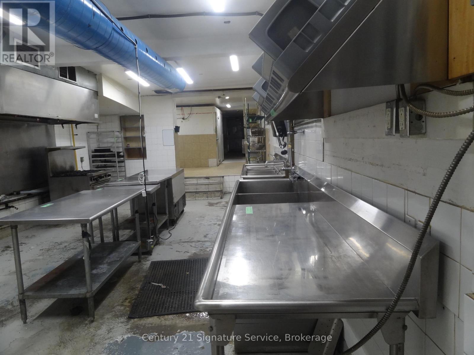 Main Floor - 1376 Queen Street, Toronto, Ontario  M6K 1L7 - Photo 6 - W13598374