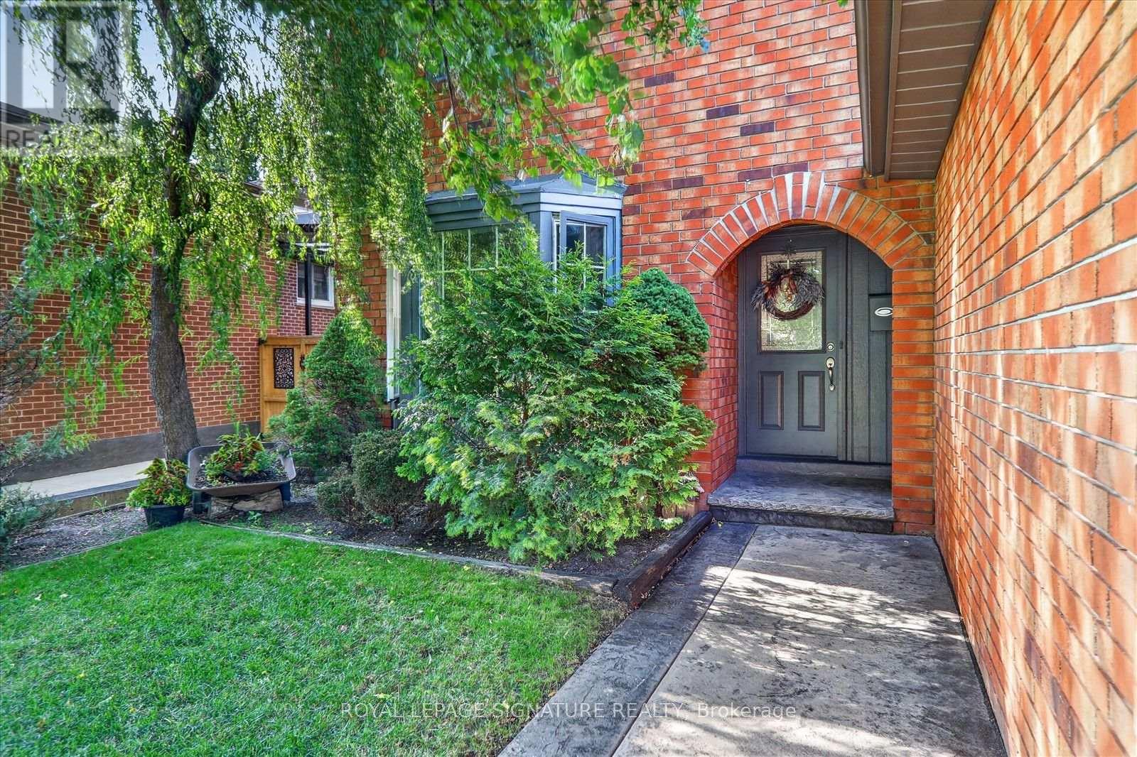62 Massey Street, Brampton, Ontario  L6S 2W5 - Photo 5 - W13598512