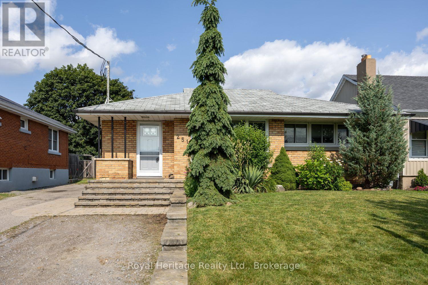 251 Elizabeth Street, Oshawa (Mclaughlin), Ontario  L1J 5S5 - Photo 1 - E13598608