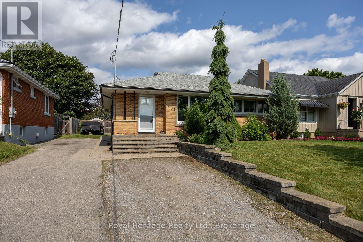 251 Elizabeth Street, Oshawa (Mclaughlin), Ontario  L1J 5S5 - Photo 2 - E13598608