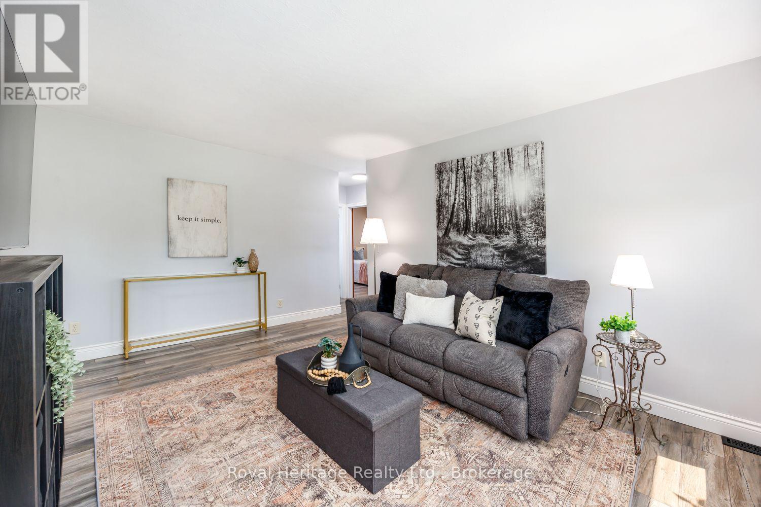 251 Elizabeth Street, Oshawa (Mclaughlin), Ontario  L1J 5S5 - Photo 3 - E13598608