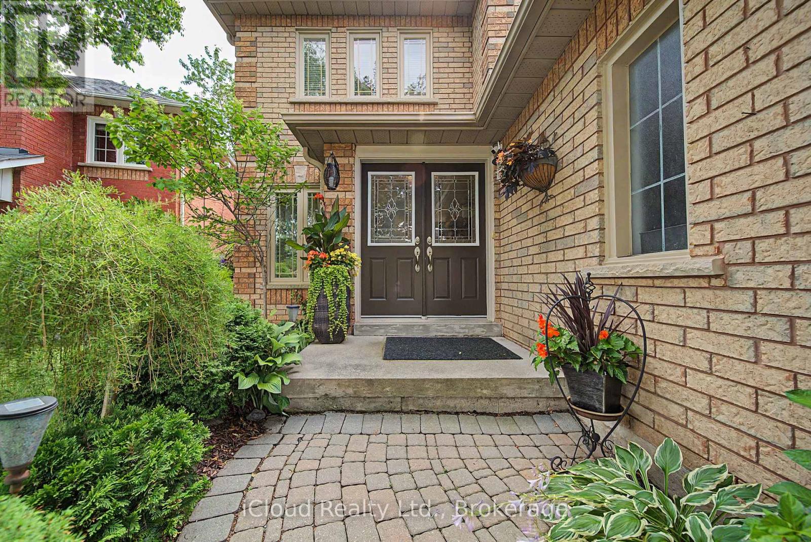 3926 Baggins Court, Mississauga, Ontario  L5N 7A3 - Photo 4 - W13598708