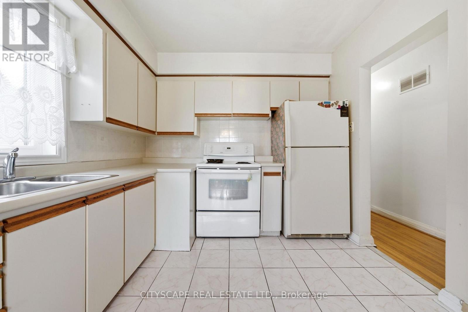 38 Marta Avenue, Toronto, Ontario  M1K 1V7 - Photo 5 - E13598758