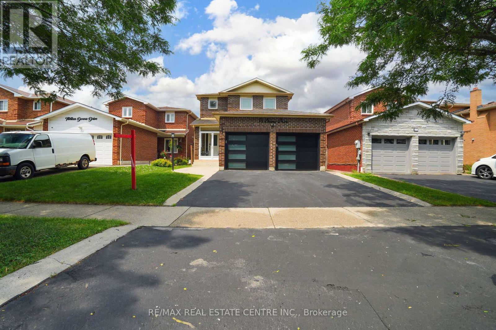 15 Donna Drive, Brampton, Ontario  L6Z 3T3 - Photo 2 - W13595030