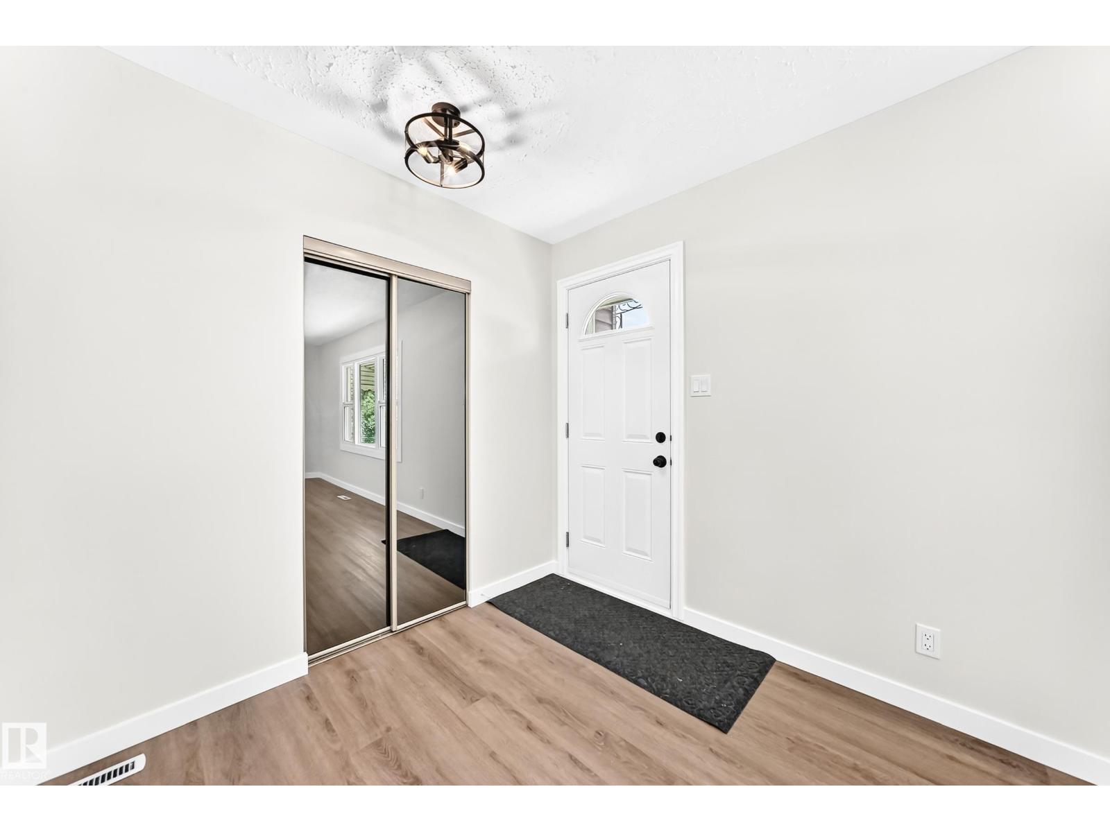 12819 107 St NW, Edmonton, Alberta  T5E 4V4 - Photo 4 - E4500342