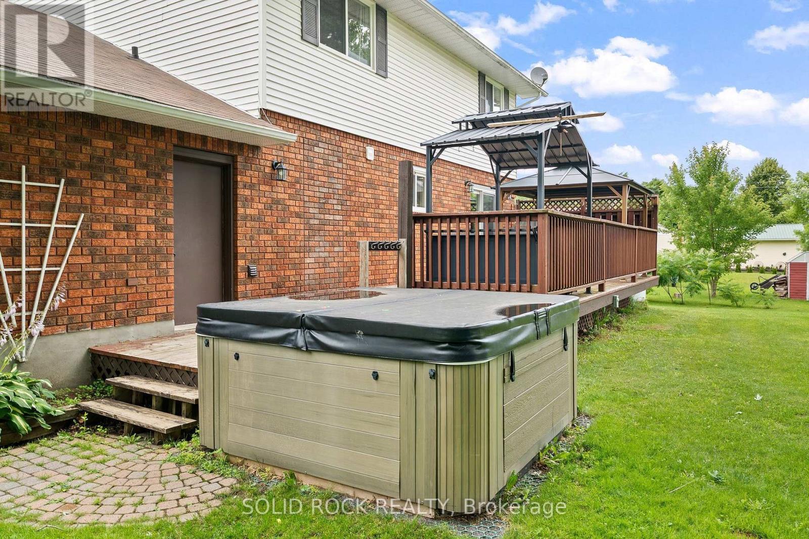 708 Mckenzie Avenue, Mcnab/braeside, Ontario  K7S 3G9 - Photo 32 - X13599456