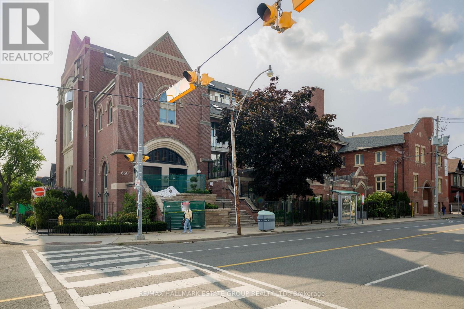 <div class="slider-price">$1,299,000</div><p>106 - 660 Pape Avenue, Toronto, Ontario</p>