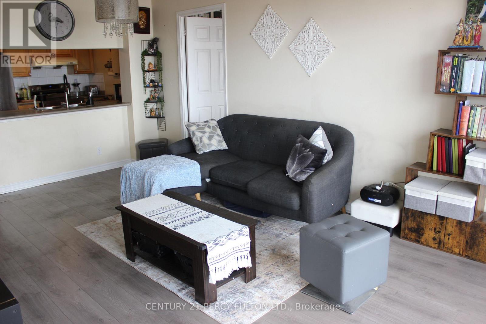 18 Mondeo Drive, Toronto, Ontario  M1P 5C8 - Photo 2 - E13600008