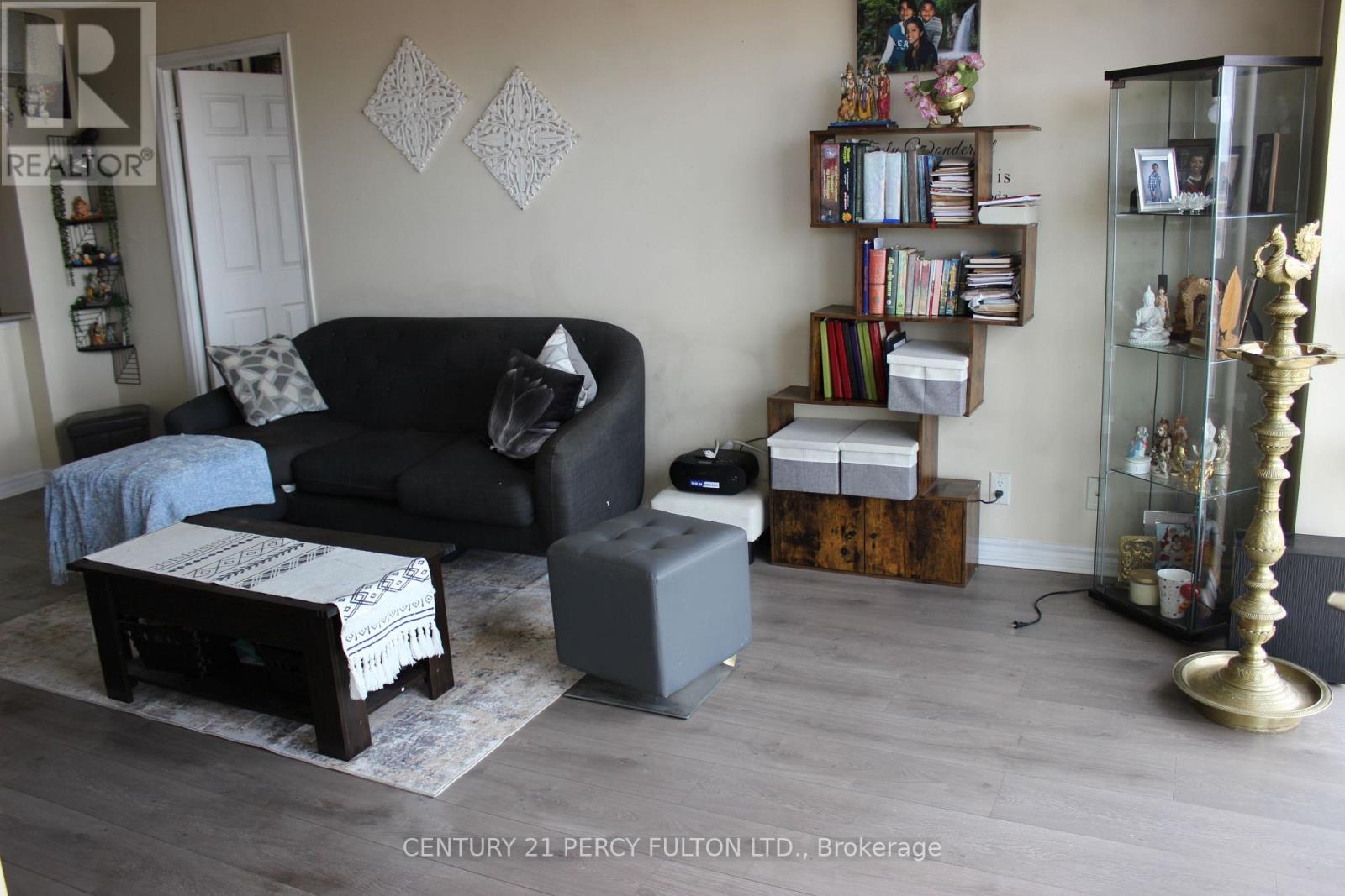 18 Mondeo Drive, Toronto, Ontario  M1P 5C8 - Photo 3 - E13600008