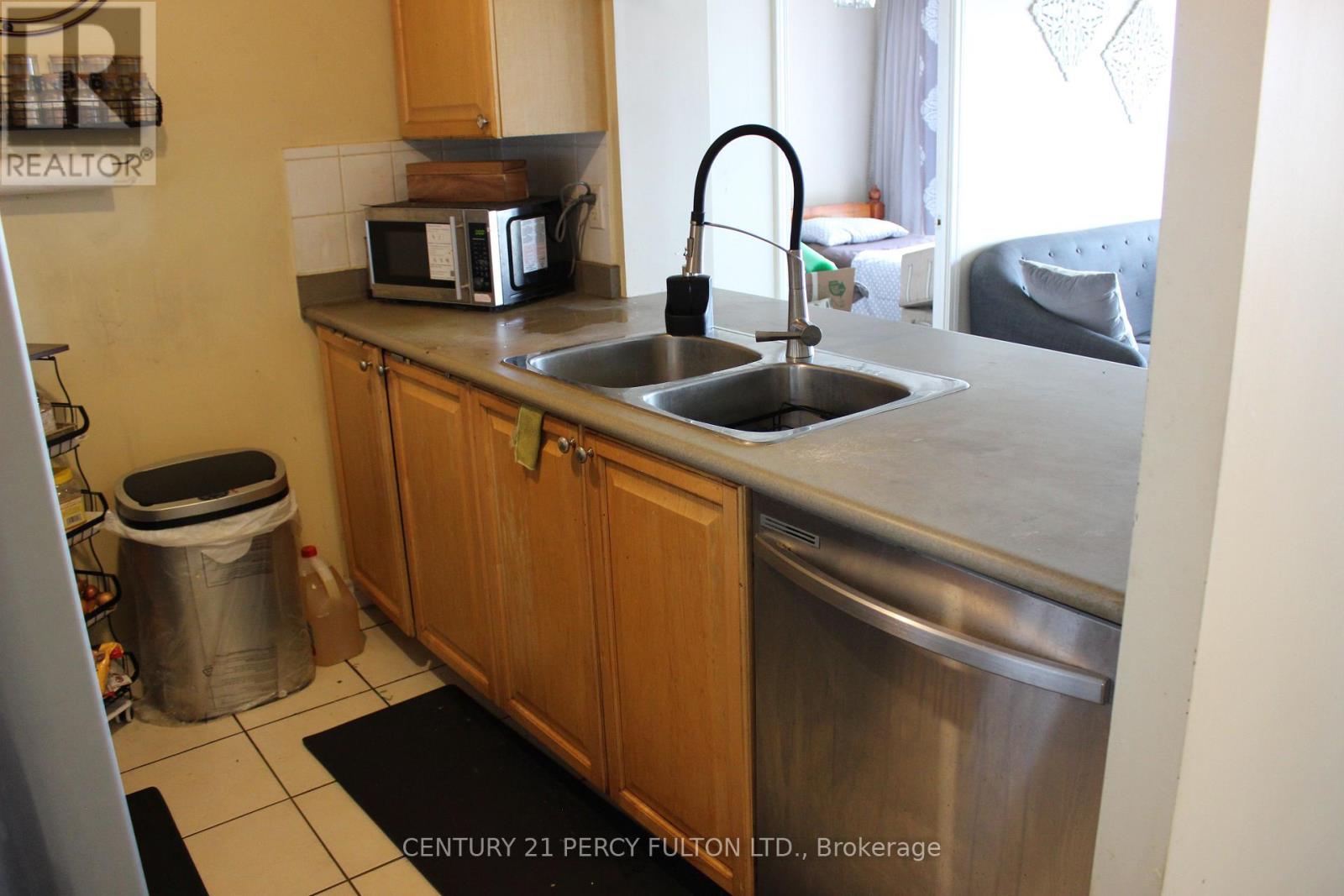 18 Mondeo Drive, Toronto, Ontario  M1P 5C8 - Photo 4 - E13600008