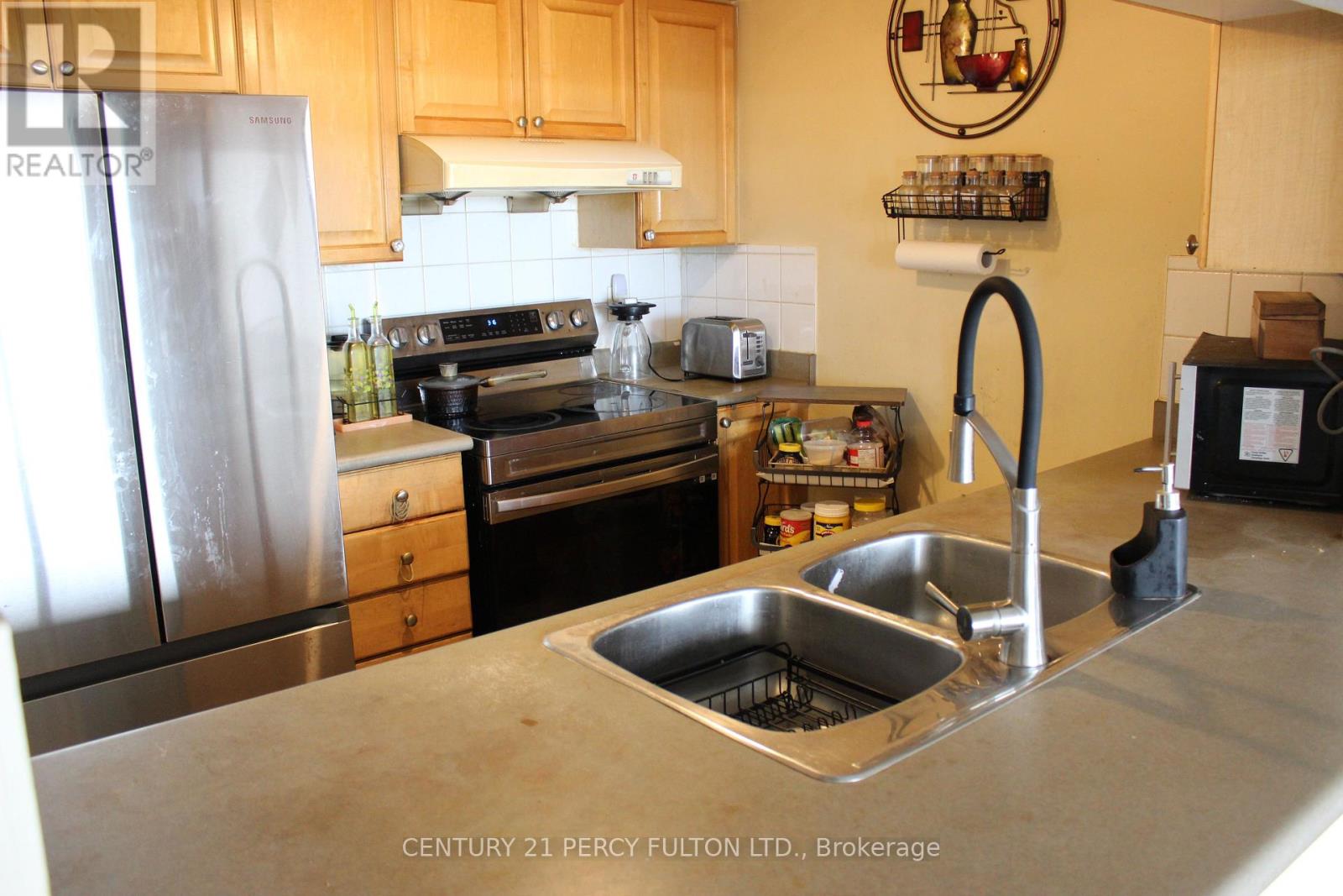 18 Mondeo Drive, Toronto, Ontario  M1P 5C8 - Photo 5 - E13600008