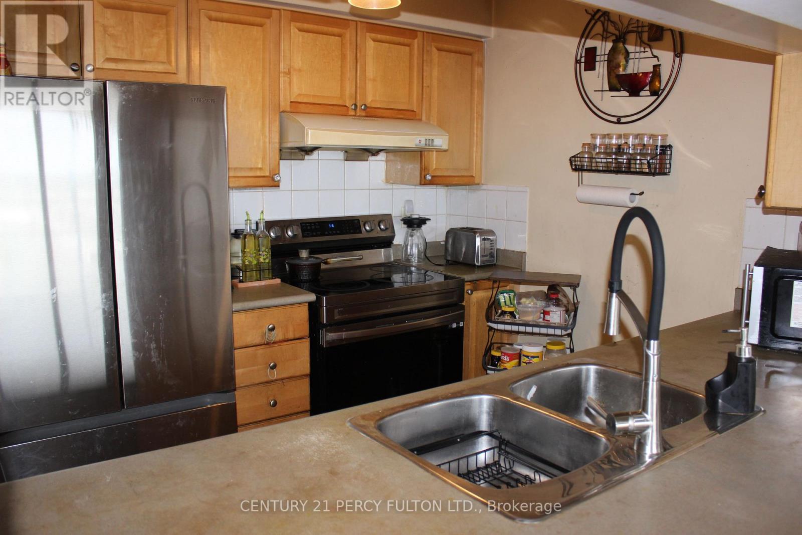18 Mondeo Drive, Toronto, Ontario  M1P 5C8 - Photo 6 - E13600008