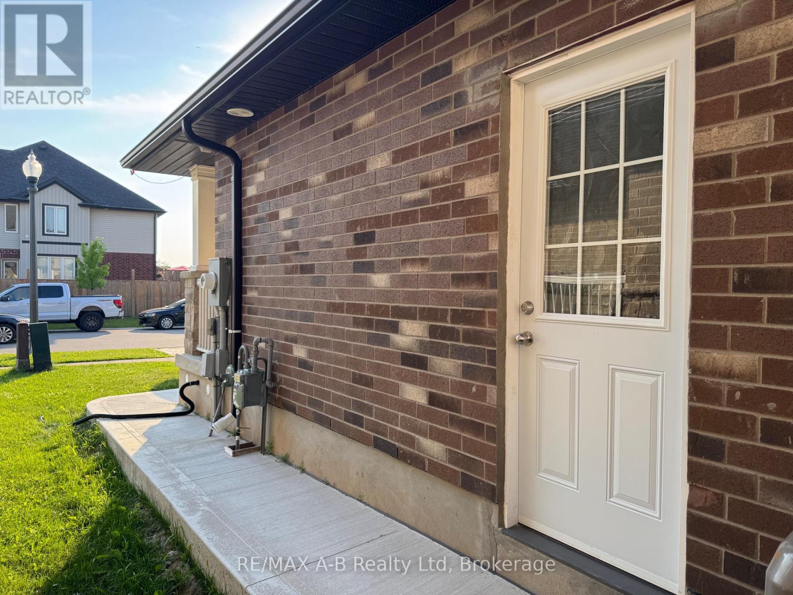 Lowe Unit - 1522 Caen Avenue, Woodstock, Ontario  N4T 0J8 - Photo 2 - X13600114