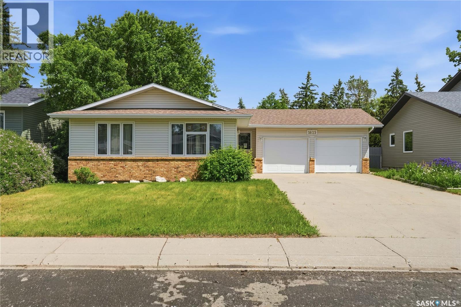 1625 Admiral Crescent, Moose Jaw, Saskatchewan  S6H 7N8 - Photo 2 - SK043514
