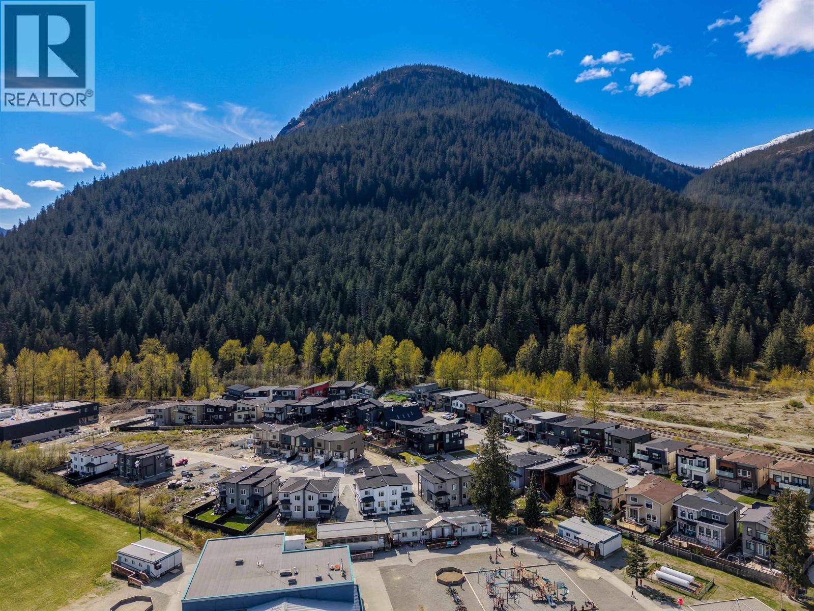 1005 Phare Crescent, Pemberton, British Columbia  V0N 2L1 - Photo 2 - R3114883