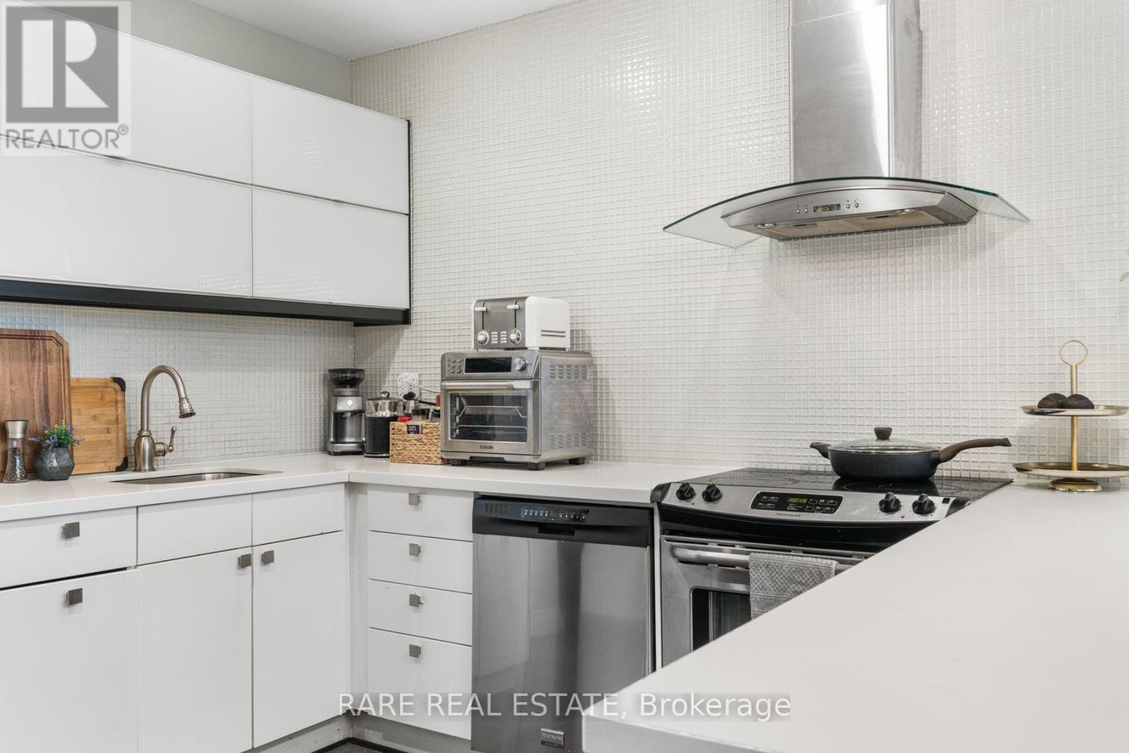 615 Miverton Boulevard, Toronto, Ontario  M4C 1X8 - Photo 17 - E13600524
