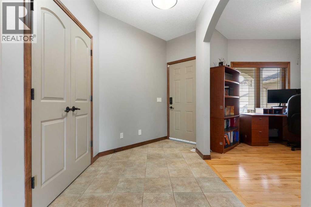 183 Sunset Close, Cochrane, Alberta  T4C 0B2 - Photo 4 - A2328673