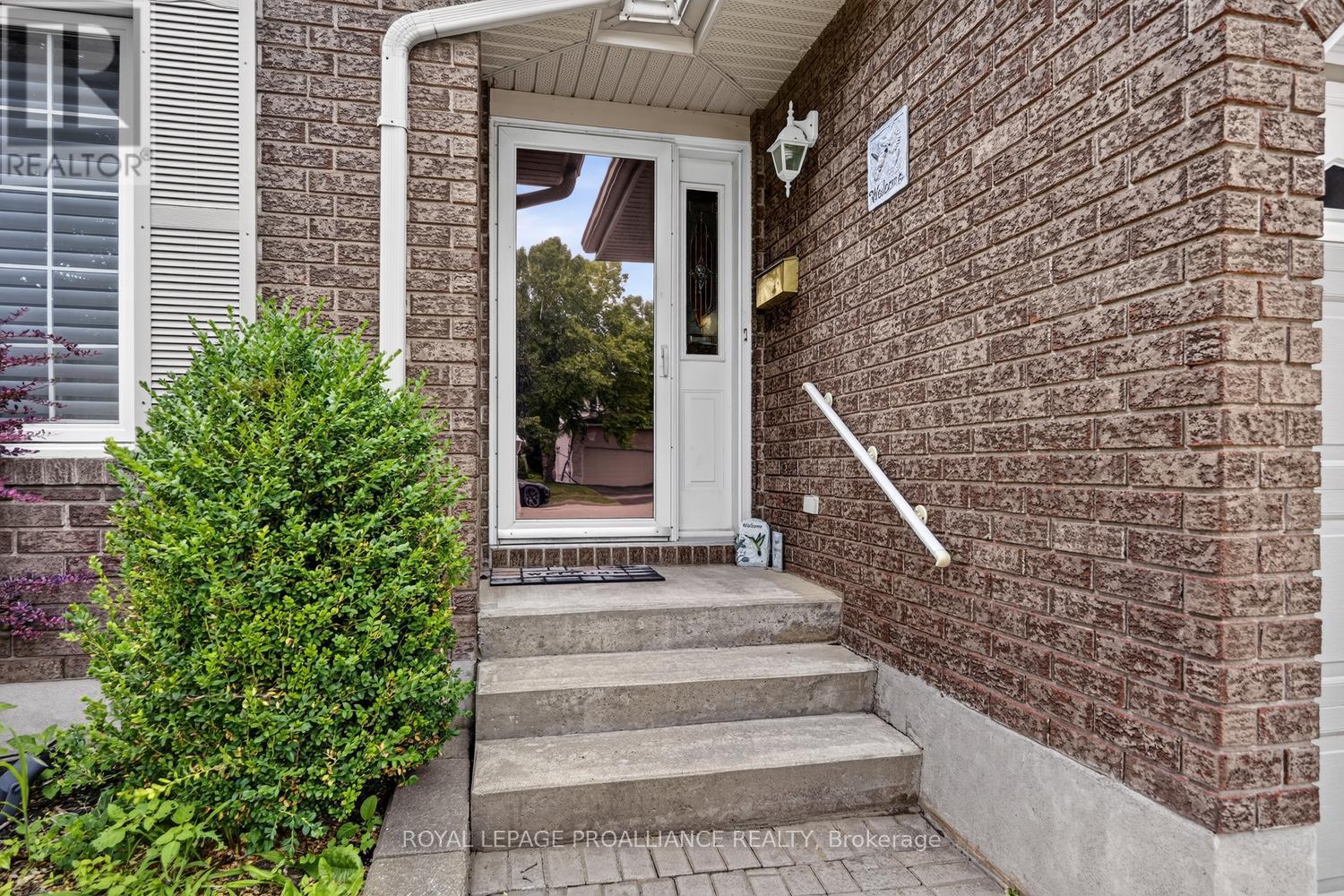 1099 Bridlewood Drive, Brockville, Ontario  K6V 7G2 - Photo 2 - X13600746