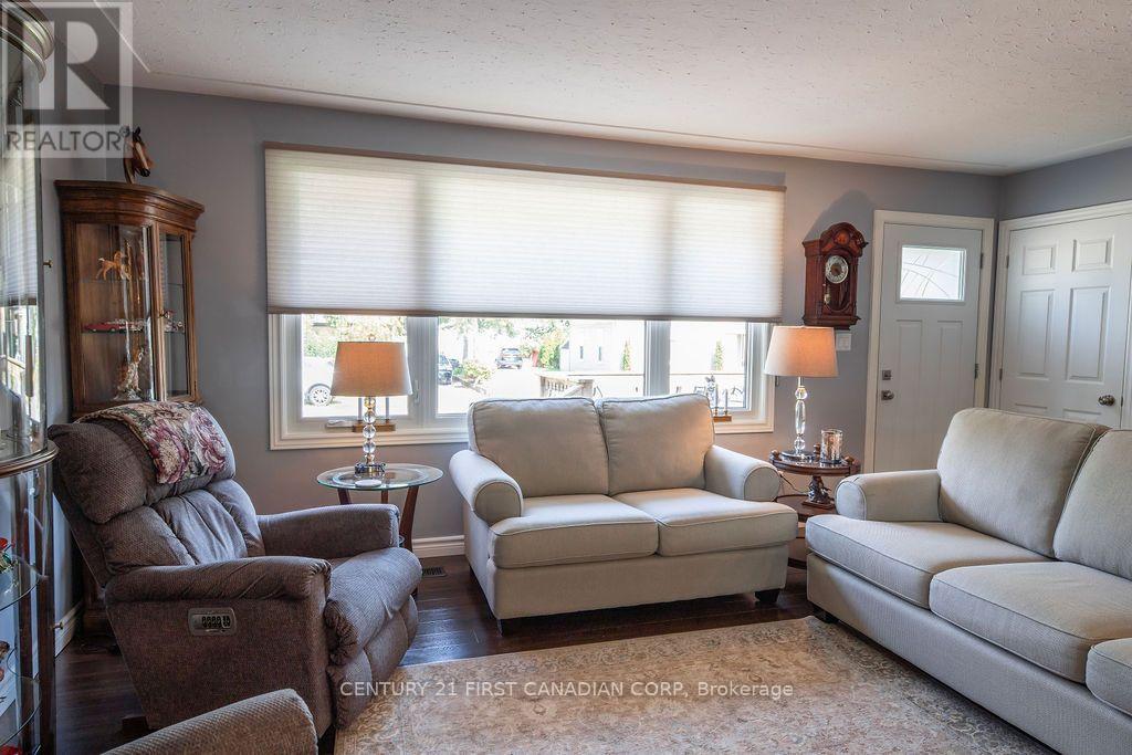 252 Rapley Street, Strathroy-Caradoc, Ontario  N7G 3E6 - Photo 3 - X13600782