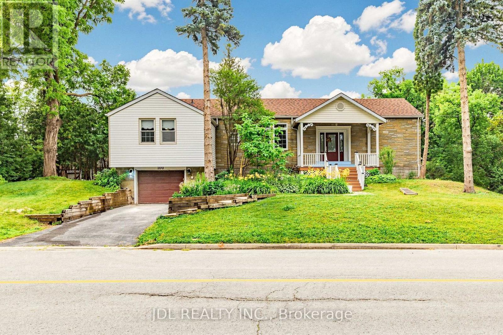 100 ROXBOROUGH ROAD, Newmarket (Gorham-College Manor)